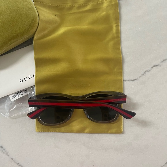 GUCCI GREY TRANSPARENT FRAMES WITH GUCCI COLORS ON ARMS WITH GREY MIRROR LENSES - Picture 10 of 16